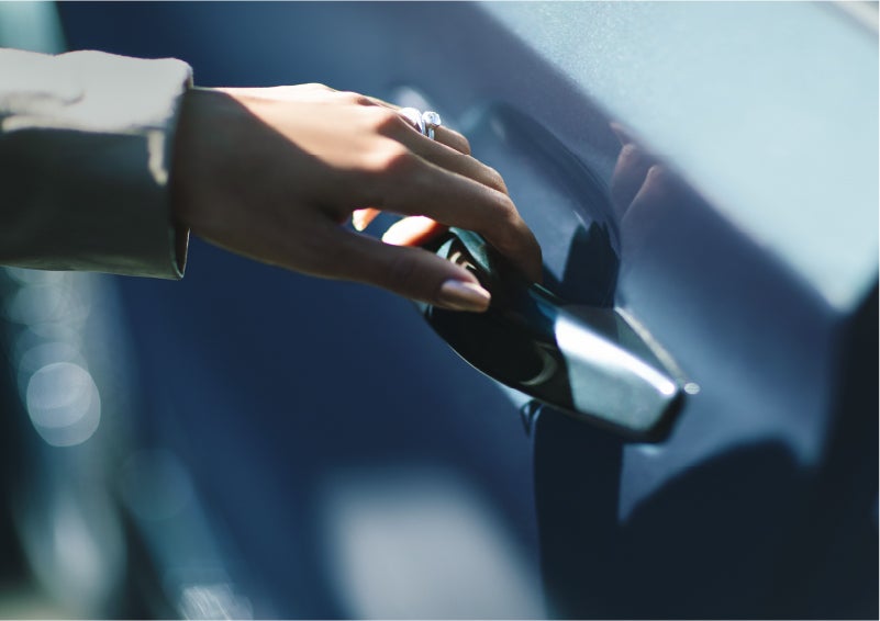 A hand gracefully grips the Light Touch Handle of a 2023 Lincoln Aviator® SUV to demonstrate its ease of use | Performance Lincoln Bountiful in Bountiful UT