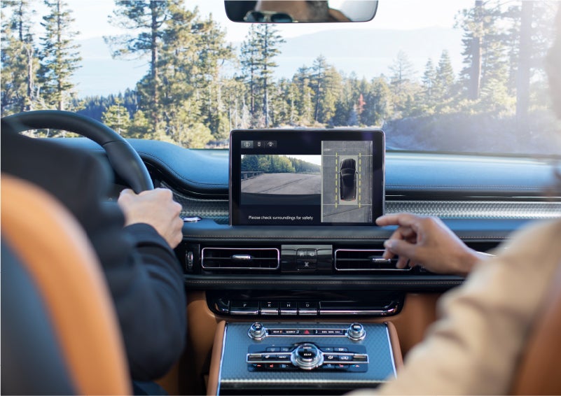 The 360-Degree Camera shows a bird’s eye view of a Lincoln Aviator® SUV from above | Performance Lincoln Bountiful in Bountiful UT