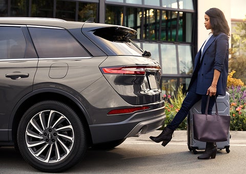 A woman with her hands full uses her foot to activate the hands-free liftgate. | Performance Lincoln Bountiful in Bountiful UT