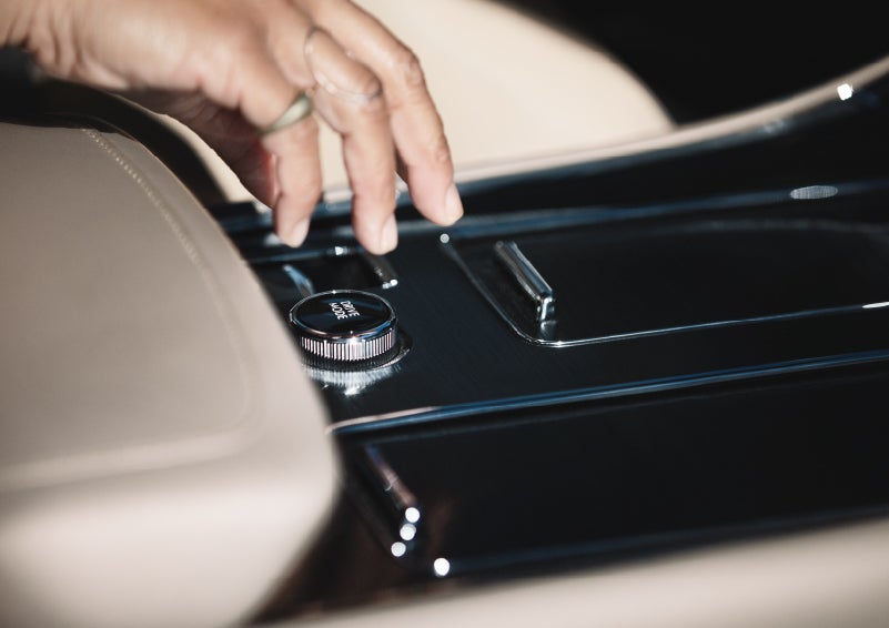 A hand reaching for the Lincoln Drive Modes knob of a 2024 Lincoln Aviator® SUV | Performance Lincoln Bountiful in Bountiful UT