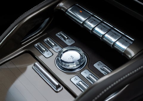 A crystal-inspired volume knob is shown in the center floor console of a 2024 Lincoln Nautilus® SUV. | Performance Lincoln Bountiful in Bountiful UT